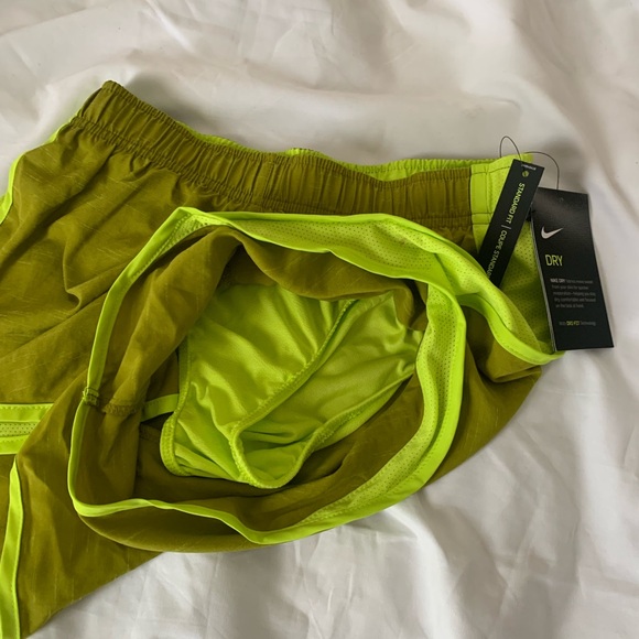 Nikes Womens XS running shorts Standard Fit NWT - Picture 2 of 7